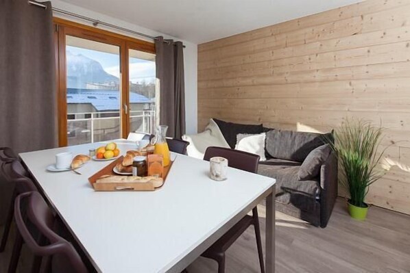 Dining - 50m from ski slopes, 1st floor, view mountain, balcony, tv, ski locker, 40m², Serre Chevalier (Briançon)