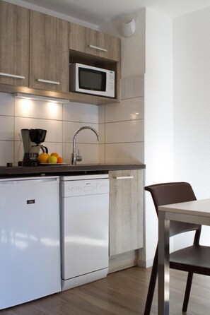 Køleskab, mikrobølgeovn, opvaskemaskine