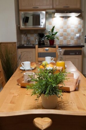 Een koelkast, een magnetron, een vaatwasser