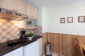 Een koelkast, een magnetron, een vaatwasser