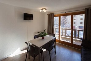Dining - 50m from ski slopes, 1st floor, balcony, tv, ski locker, 25m², Serre Chevalier (Briançon)