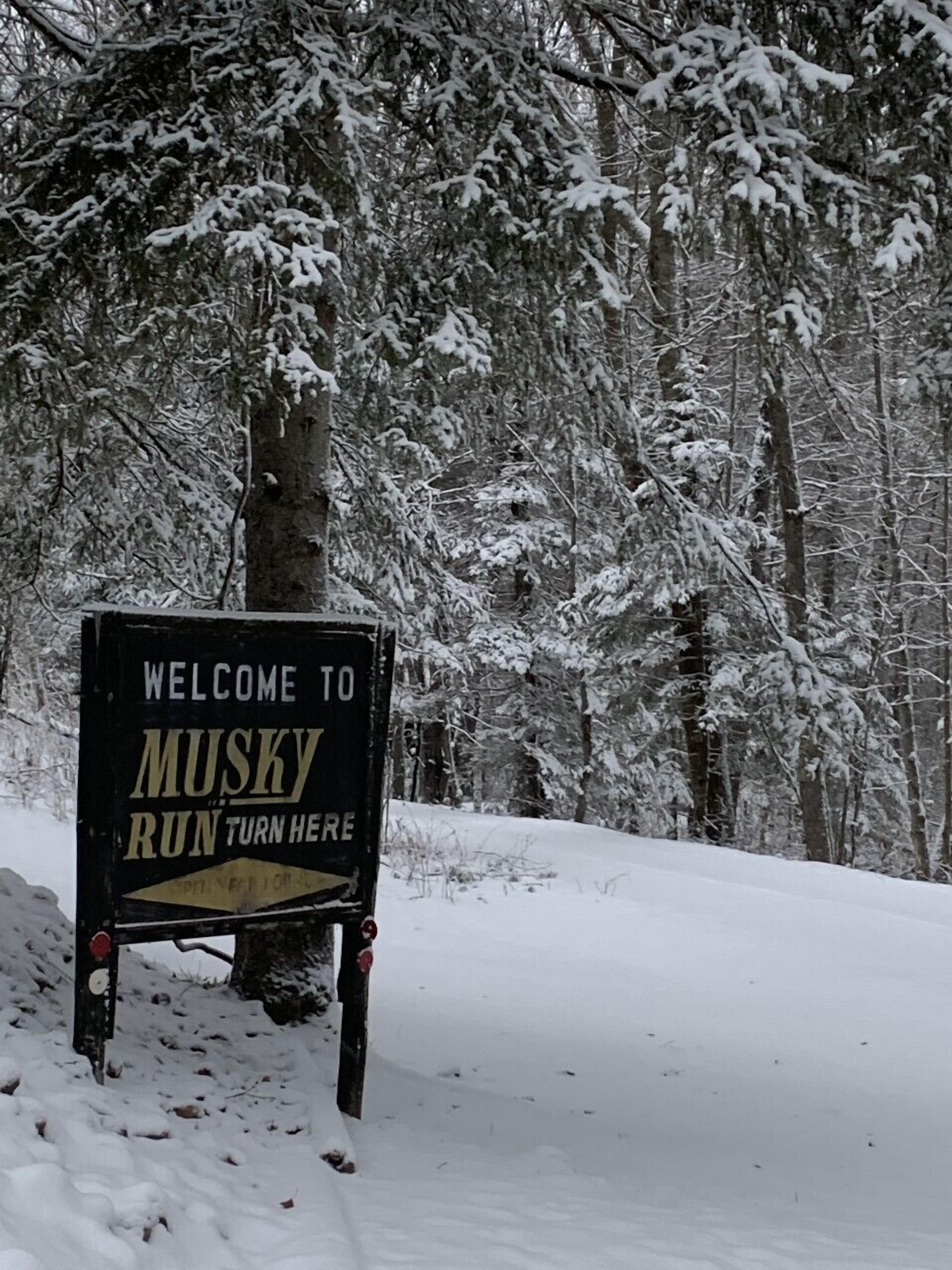 Un panneau indique aux visiteurs de tourner ici pour accéder à Musky Run.