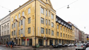 Un bâtiment jaune avec de nombreuses fenêtres et une enseigne sur laquelle on peut lire « Nordstrom ».