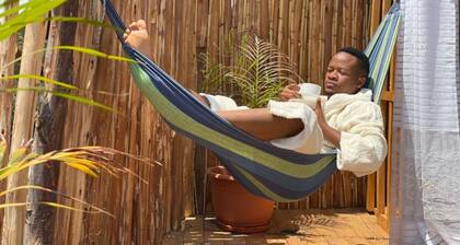 Authentic cabin on top of the Rocks by the Lake victoria and beneath the Stars