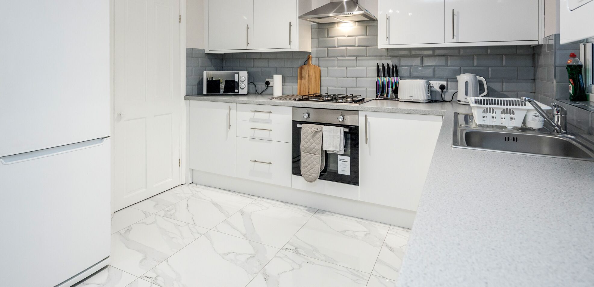 冷蔵庫、電子レンジ、オーブン、コンロ