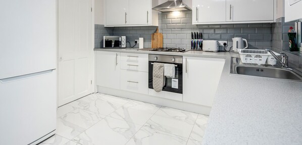 Kühlschrank, Mikrowelle, Ofen, Herdplatte