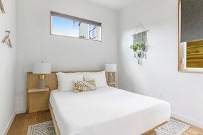 5 bedrooms, iron/ironing board, WiFi, bed sheets