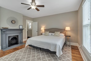 2 bedrooms, iron/ironing board, free WiFi - Recently Renovated Home In The Heart Of Bellevue! 2 Bedroom Home by RedAwning (Bellevue)