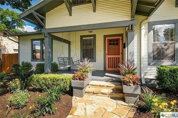 House, 2 Bedrooms | Exterior