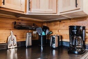 Cabin, 1 phòng ngủ | Bếp riêng | Tủ lạnh, lò nướng, dụng cụ pha cà phê/trà, lò nướng bánh mì