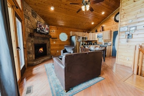 Interior - Ain't No Mountain High Enough 1 Bedroom Cabin by RedAwning (Sevierville)