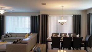 Ein modernes Wohnzimmer mit einer Couch, einem Esstisch und Stühlen.