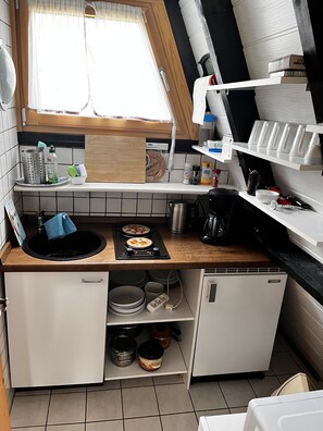 Fridge, microwave, coffee/tea maker, electric kettle - Cozy vacation home with sunny terrace Frankenwald near bathing lake / Smart-TV (Lichtenberg)