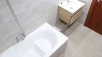Deluxe Double Room | Bathroom | Hydromassage showerhead, designer toiletries, towels