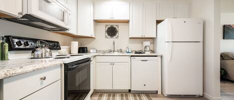 ثلاجة، ميكروويف، فرن، موقد طهي مسطح