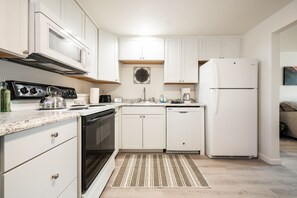 Køleskab, mikrobølgeovn, ovn, kogeplade