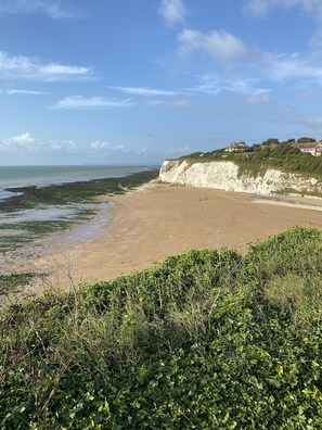 Beach nearby, sun-loungers, beach towels