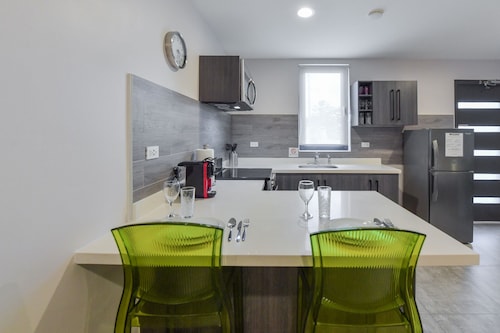 Rooftop Pool w/Lounge Area-Studio Sleeps 2 #A1