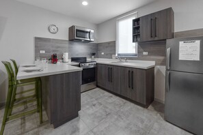 Coffee/tea maker, fridge, microwave, oven