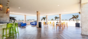 Rooftop Pool w/Lounge Area-Studio Sleeps 2 #A1