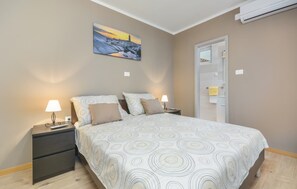 4 Schlafzimmer, Zimmersafe, Schreibtisch, Bügeleisen/Bügelbrett