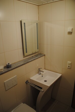Badewanne, Haartrockner, Handtücher, Toilettenpapier