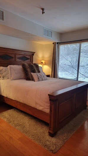 3 عدّة غرف نوم وواي فاي مجانًا وملاءات أسرّة