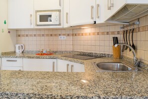 Kühlschrank, Mikrowelle, Herdplatte, Wasserkocher mit Kaffee-/Teezubehör