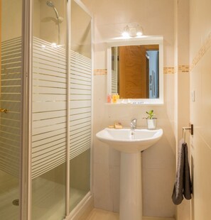 Shower, hair dryer, towels - Apto en el Centro Histórico Cerca de las Principales Atracciones Turísticas (Málaga)