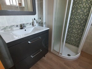 Douche, serviettes fournies, savon, shampooing