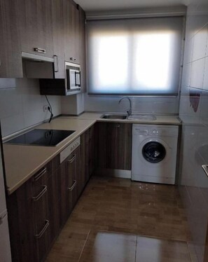 Fridge, microwave, stovetop, coffee/tea maker - Coblanca 21 Building (Benidorm)