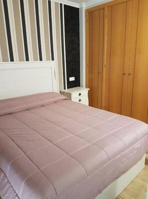 2 slaapkamers, een strijkplank/strijkijzer, beddengoed