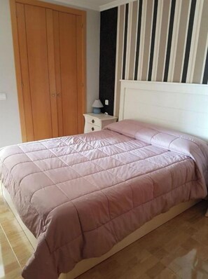 2 dormitorios, tabla de planchar con plancha, ropa de cama