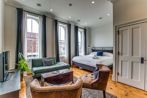 Sheridan House-Studio:upscale apartment on Main St
