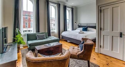 Sheridan House-Studio:upscale apartment on Main St