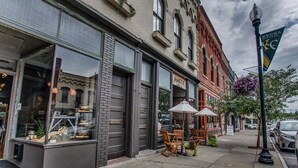 Un escaparate con un amplio ventanal y un letrero que dice 'AMITY Cafe'.