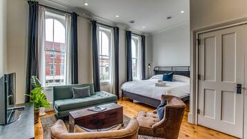 Tabla de planchar con plancha, wifi y ropa de cama