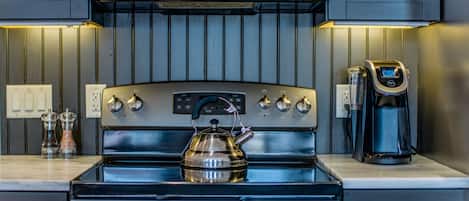 Réfrigérateur, four à micro-ondes, un four, surface de cuisson