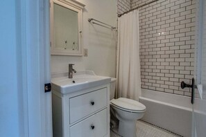 Kylpyamme, hiustenkuivaaja, pyyhkeet, vessapaperi