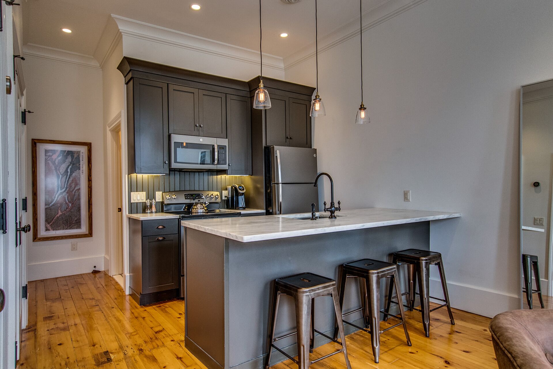 Réfrigérateur, micro-ondes, four, plaque de cuisson