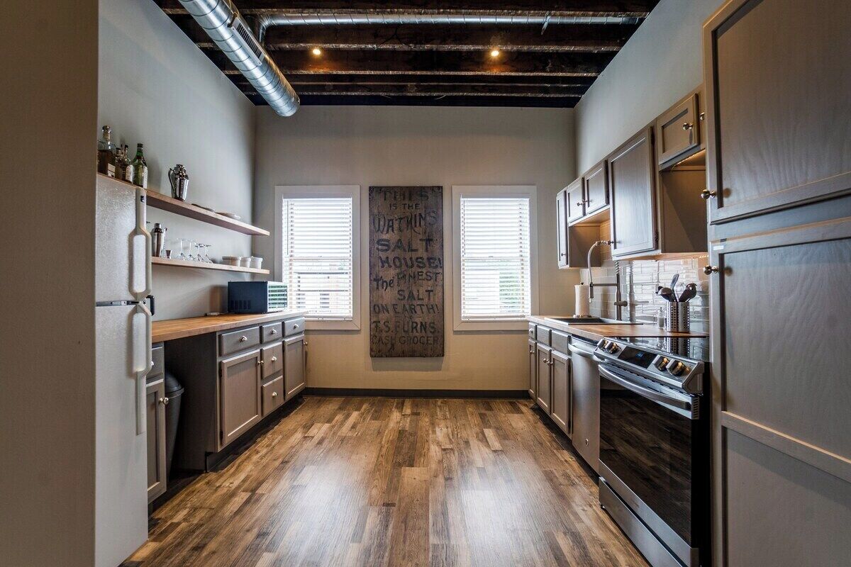 Réfrigérateur, four à micro-ondes, un four, surface de cuisson