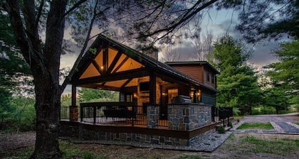 Wildwood Cabin: Romantic cozy cabin in the woods with indoor fireplace