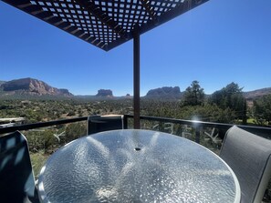 Outdoor dining - 🌅 Perfect Couples Getaway | Private Hot Tub | Panoramic Red Rock Views (Sedona)
