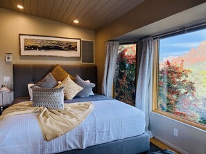 1 bedroom, iron/ironing board, travel cot, free WiFi - 🌅 Perfect Couples Getaway | Private Hot Tub | Panoramic Red Rock Views (Sedona)