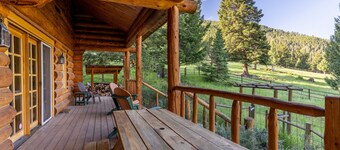 Private and spacious mountain retreat w/views, privacy, hot tub, & guest house!