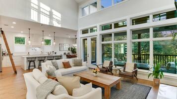 Smart-TV, Kamin, Tischtennisplatte, BĂŒcher