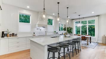 KĂŒhlschrank, Mikrowelle, Ofen, Herdplatte