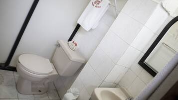 Phòng đơn | Phòng tắm | Khăn tắm, xà phòng, dầu gội, giấy vệ sinh