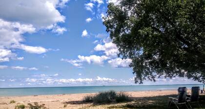 Lake Huron Sunrise House Retreat with Beach