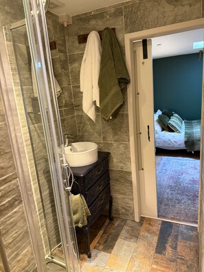 Chuveiro, toalhas de banho